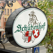 Schild mit Schützenhof Logo
