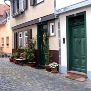 Gasse mit Kopfsteinpflaster